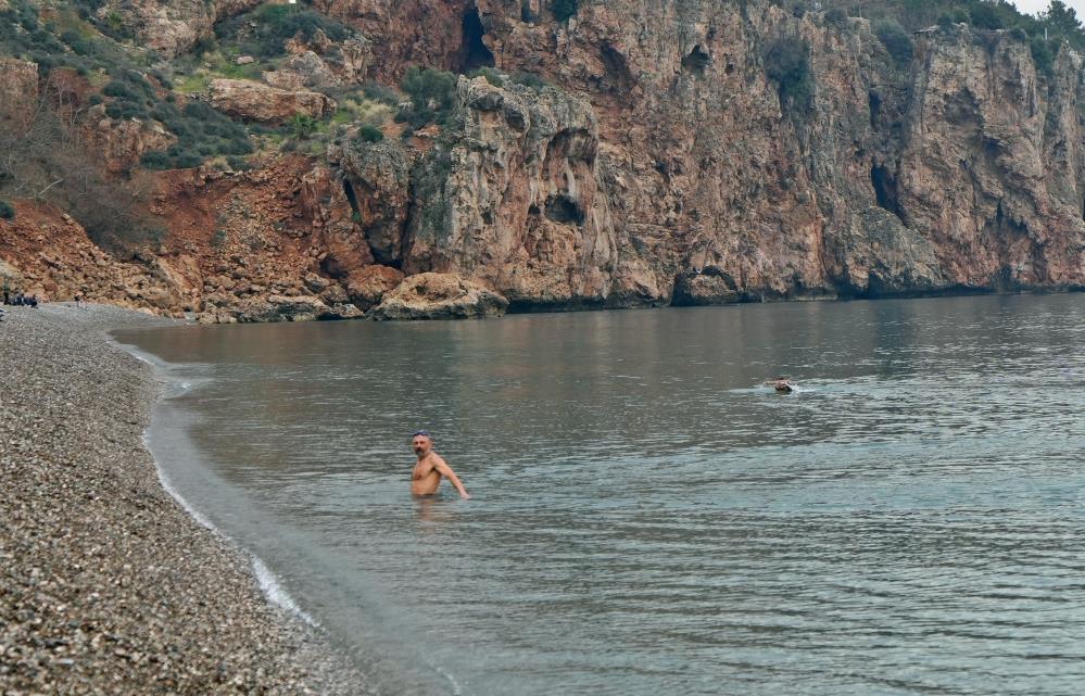 Turistler yılın ilk gününü denize girerek geçirdi Gerçek Alanya Gazetesi