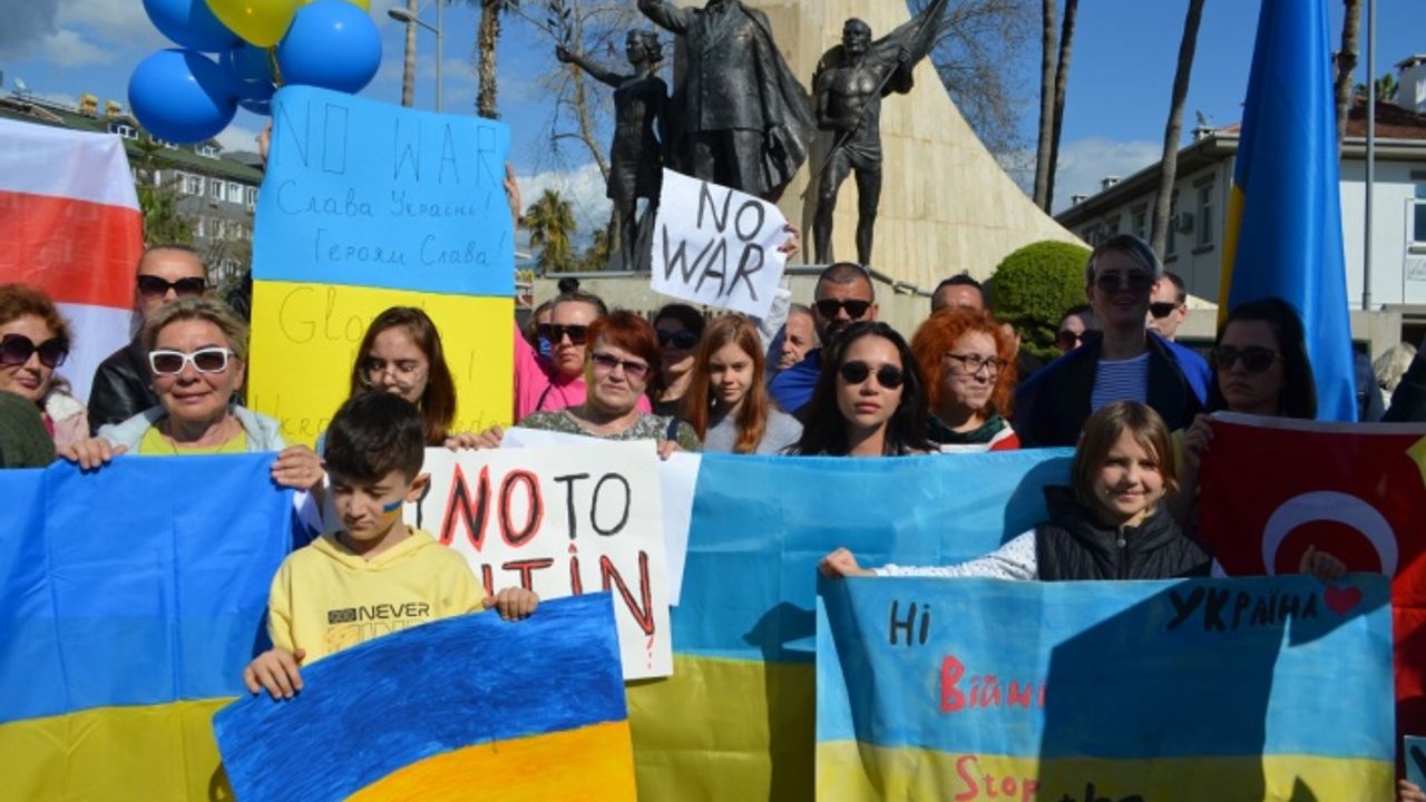 Alanya’da yaşayan Ukraynalılar Rusya’nın saldırısını protesto etti