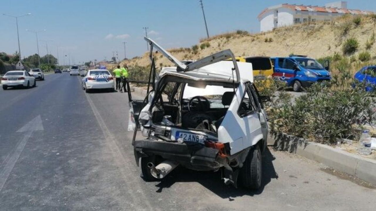 Alanya yolunda arızalanan otomobile tur otobüsü çarptı