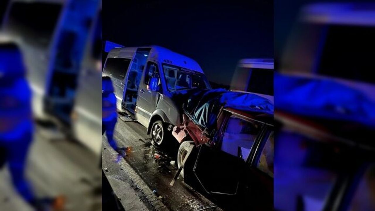 Alanya yolunda tur minibüsü kamyonete çarptı: 4’ü turist 11 yaralı