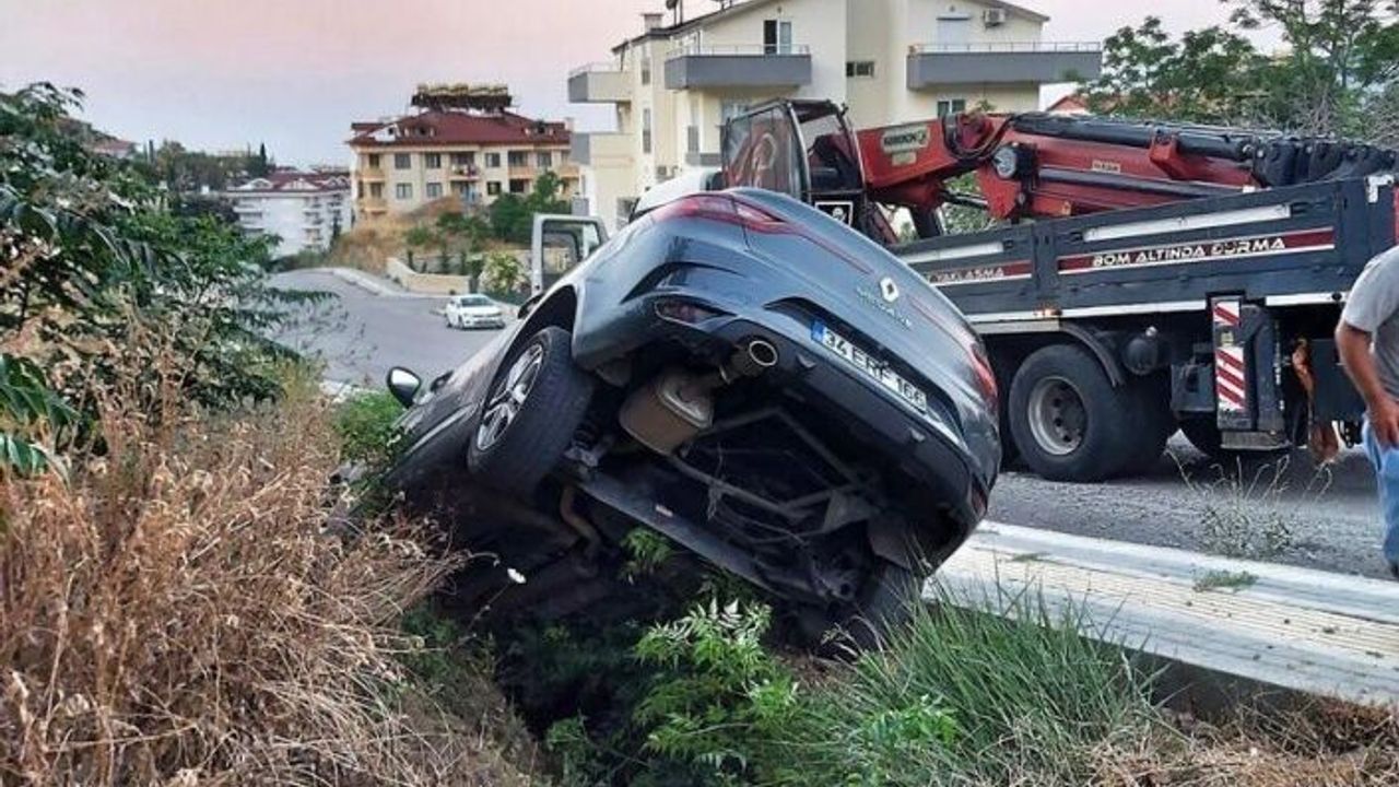 Alanya’da kontrolden çıkan otomobil çalılık alana düştü 