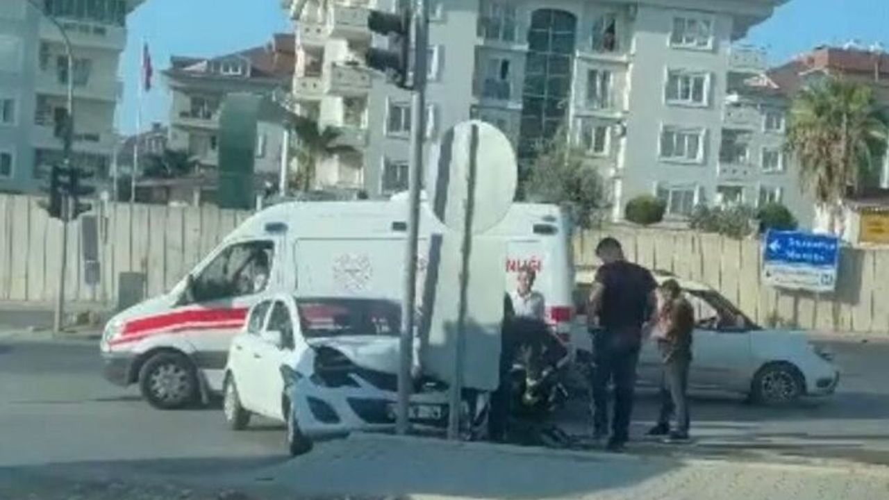 Alanya'da otomobil sinyalizasyon direğine çarptı
