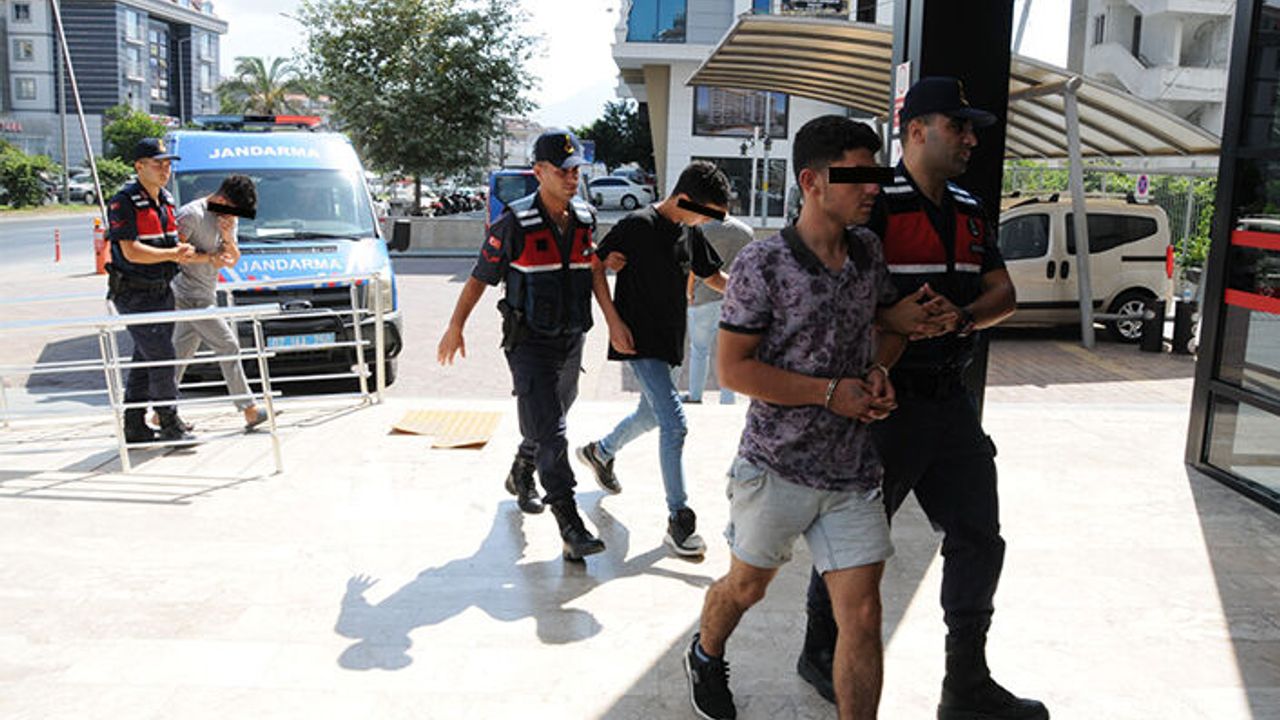 Alanya’da şapka ve maske takıp 100 bin TL’lik kabloları çaldılar | VİDEO HABER