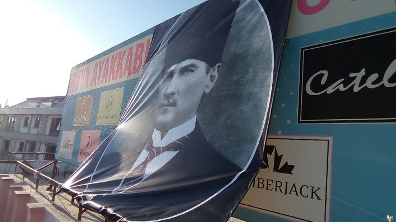 CHP’li eski başkan çatıya Atatürk afişi astırdı 