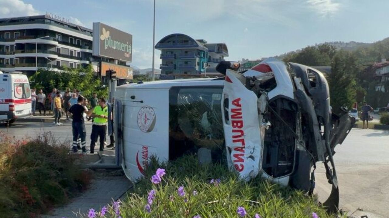 Alanya’da ambulans ile kamyonet çarpıştı: 8 yaralı | VİDEO HABER