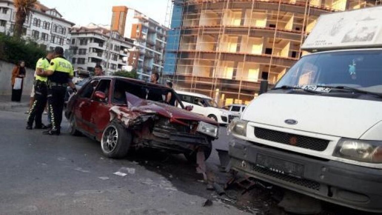 Alanya’da otomobil ile minibüs çarpıştı: 2 yaralı