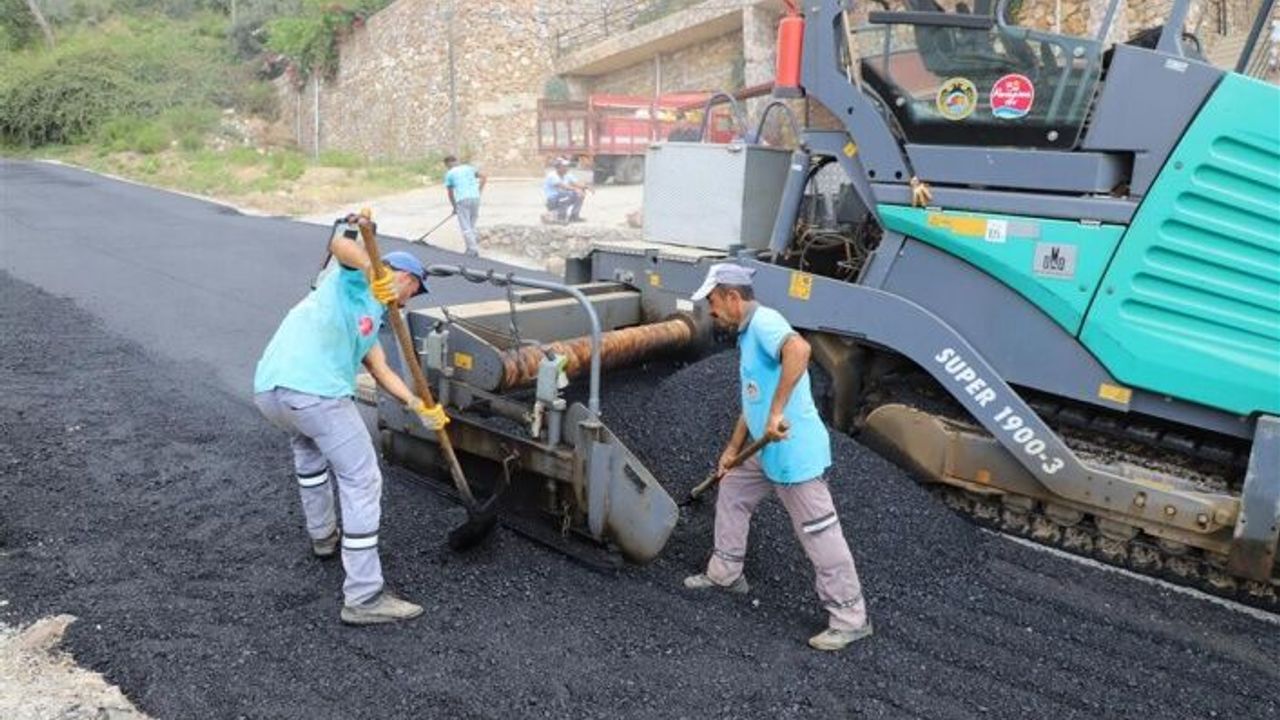 Mahalle halkının 40 yıldır yenilenmesini beklediği yol asfaltlanıyor