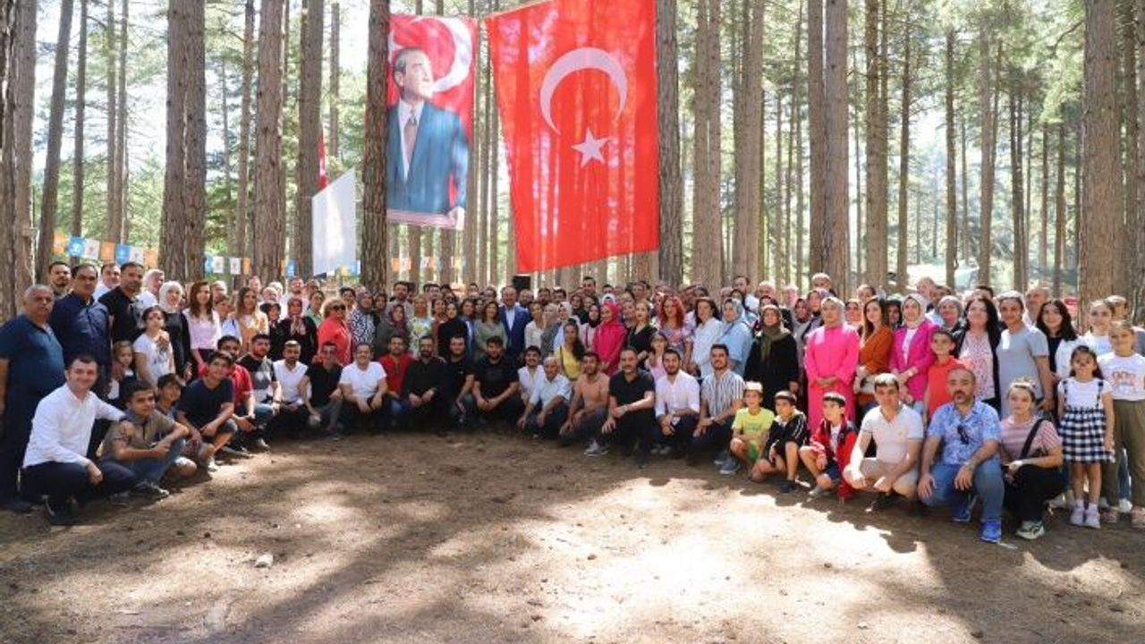 Mevlüt Çavuşoğlu Alanya’daki piknikte partililerle buluştu