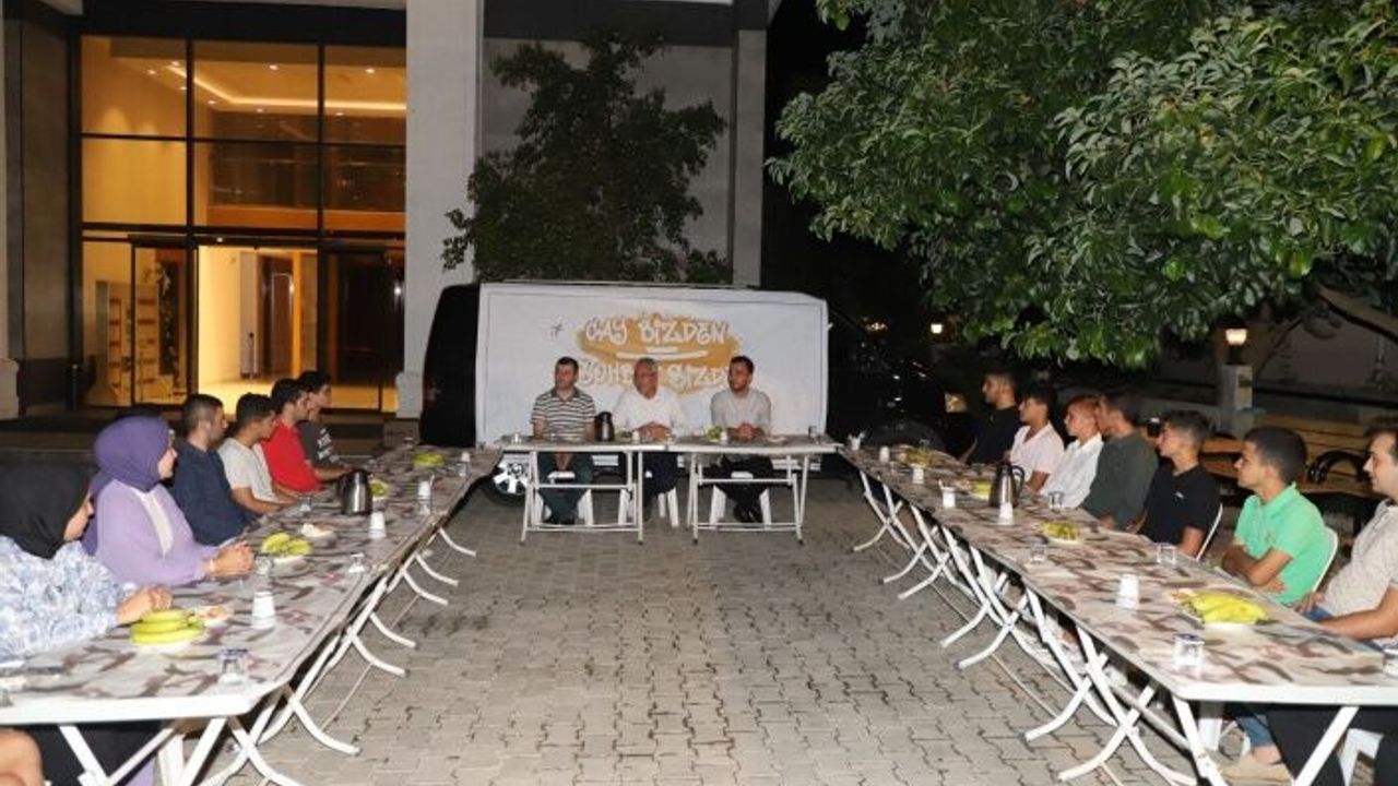 Milletvekili Aydın ve Toklu gençlerle buluştu