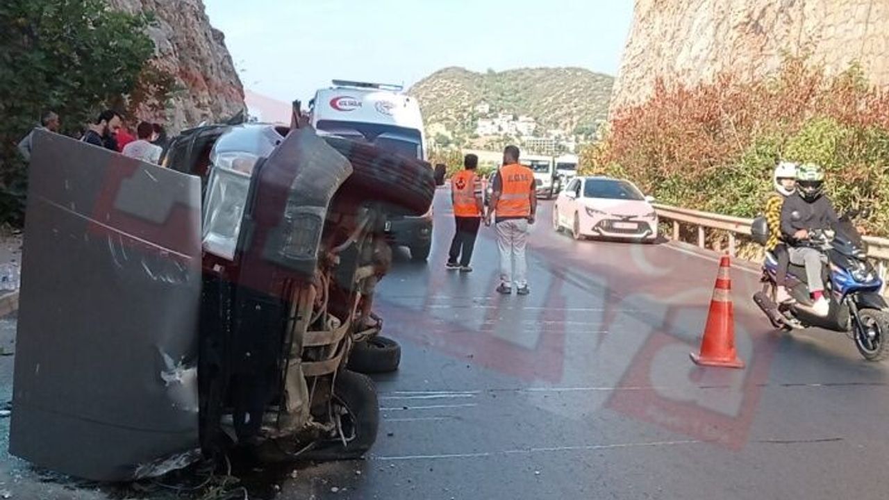 Alanya'da 6 kişinin bulunduğu araç kayalık alana çarptı | VİDEO HABER