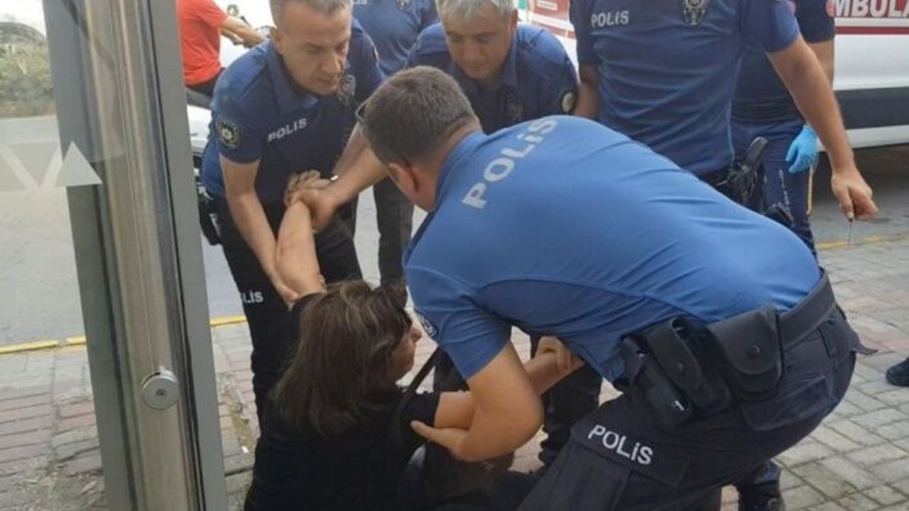 Alanya'da bir erkeği bıçakla kovalayan kadın polisi görünce intihara kalkıştı | VİDEO HABER
