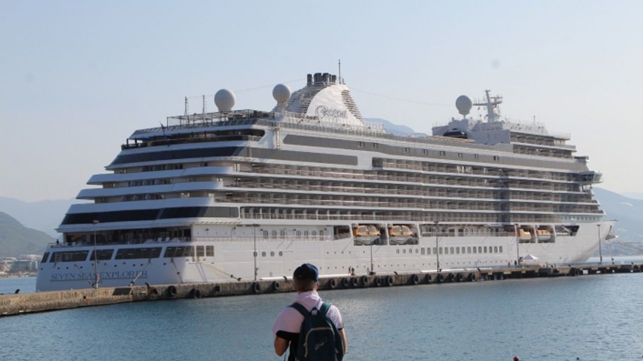 Alanya'ya "Seven Seas Explorer" ile 583 turist geldi | VİDEO HABER