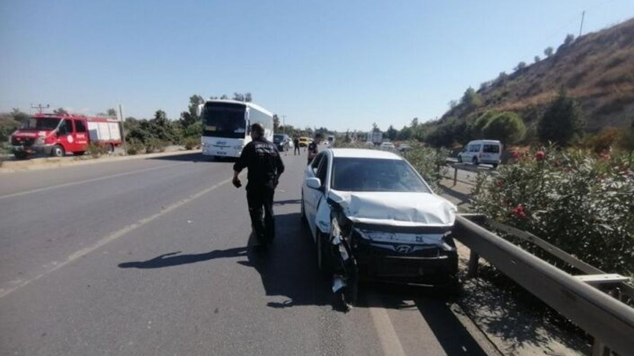 Alanya yolunda kontrolden çıkan otomobil bariyere çarparak durabildi