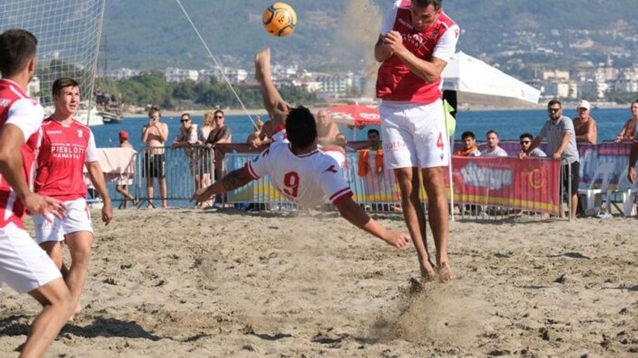 Alanya’da düzenlenen plaj futbolunda çeyrek finalistler belli oldu