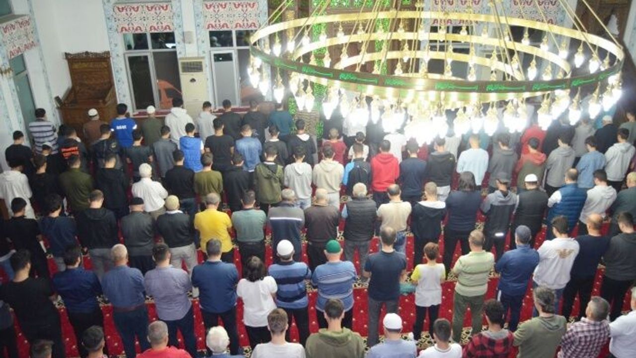 Alanya’da sabah namazı buluşmasına gençlerden yoğun ilgi