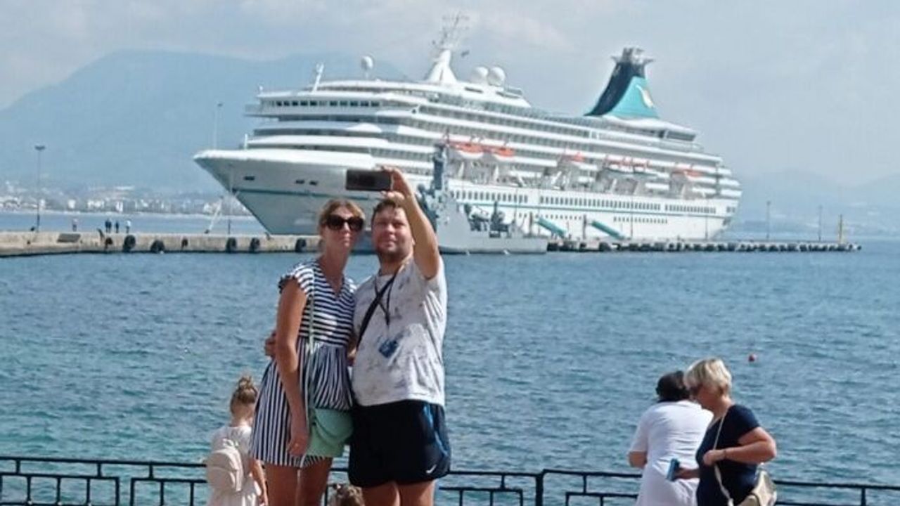 Artania Alanya'ya 835 turist getirdi | VİDEO HABER