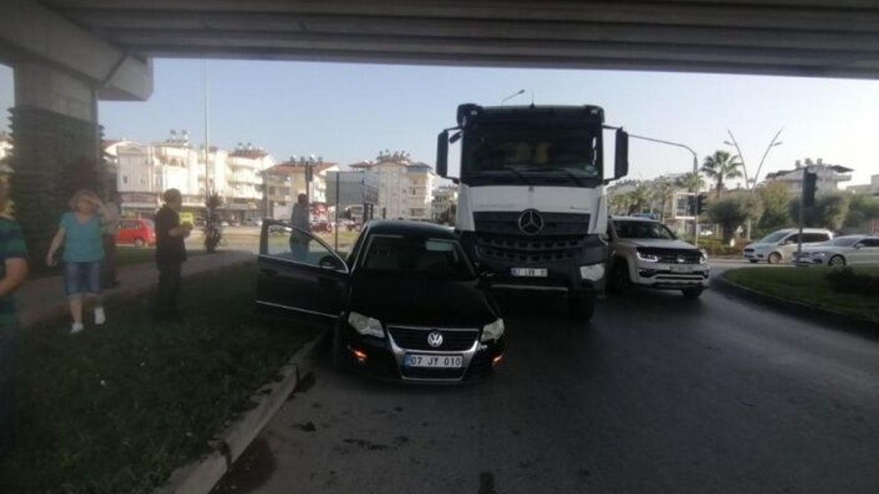 Kamyonun çarptığı otomobil, kaldırım ile kamyon arasında sıkıştı