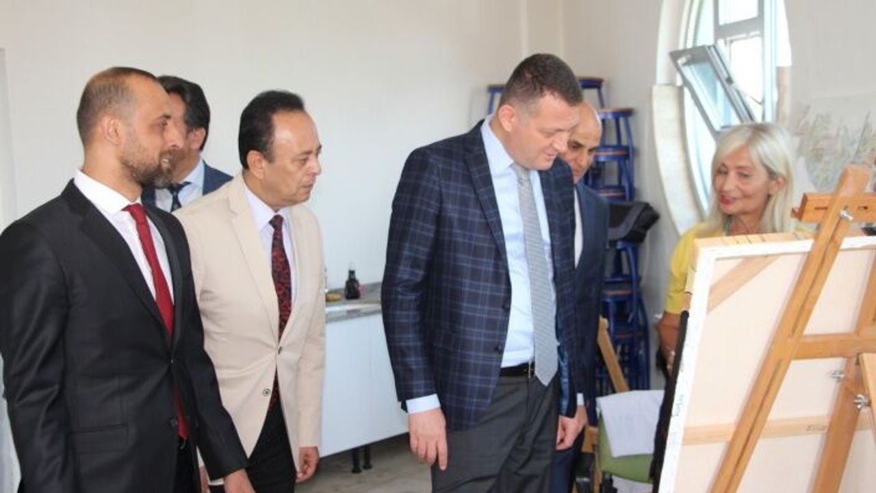 Kaymakam Ürkmezer, Cumhuriyet Bayramı’ Resim Sergisi’ni ziyaret etti 