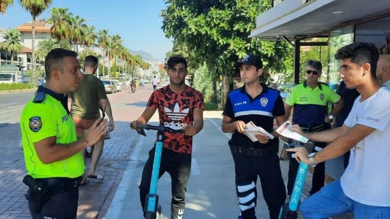 Polis kurallara uymayan scooter sürücülerine ceza kesti