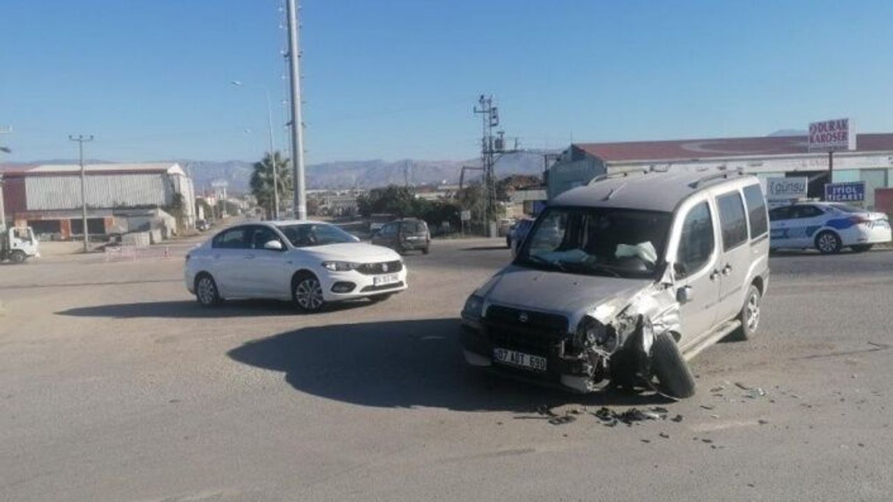Alanya yolunda kamyonetle hafif ticari araç çarpıştı