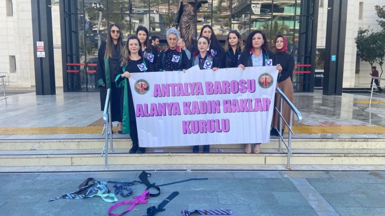 Alanya’da kadın avukatlar erkek şiddetini kravat atarak protesto etti
