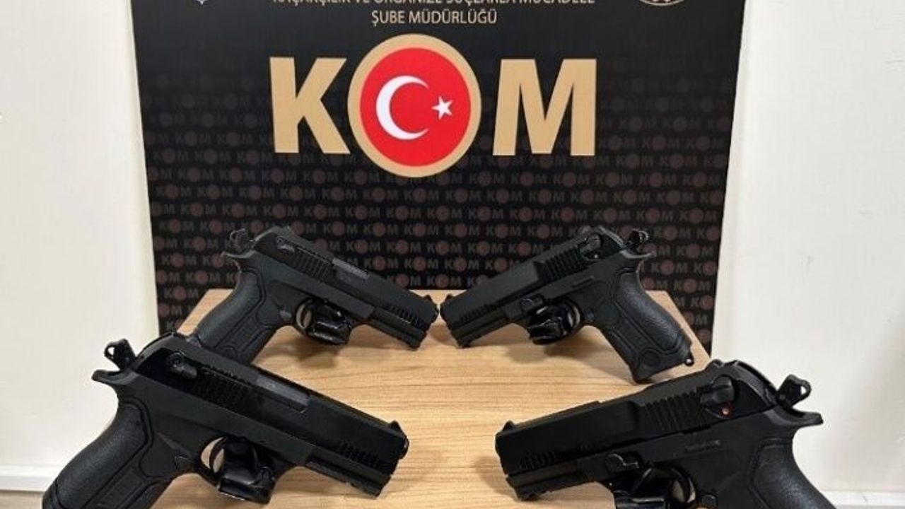 Uygulama noktasında durdurulan araçta 4 ruhsatsız tabanca bulundu