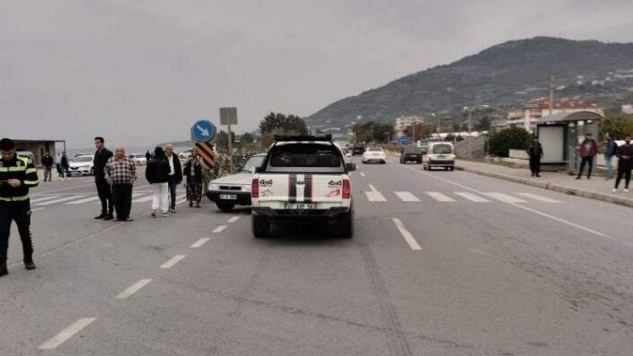 Alanya'da ters yönde ilerleyen otomobil, kamyonetle çarpıştı