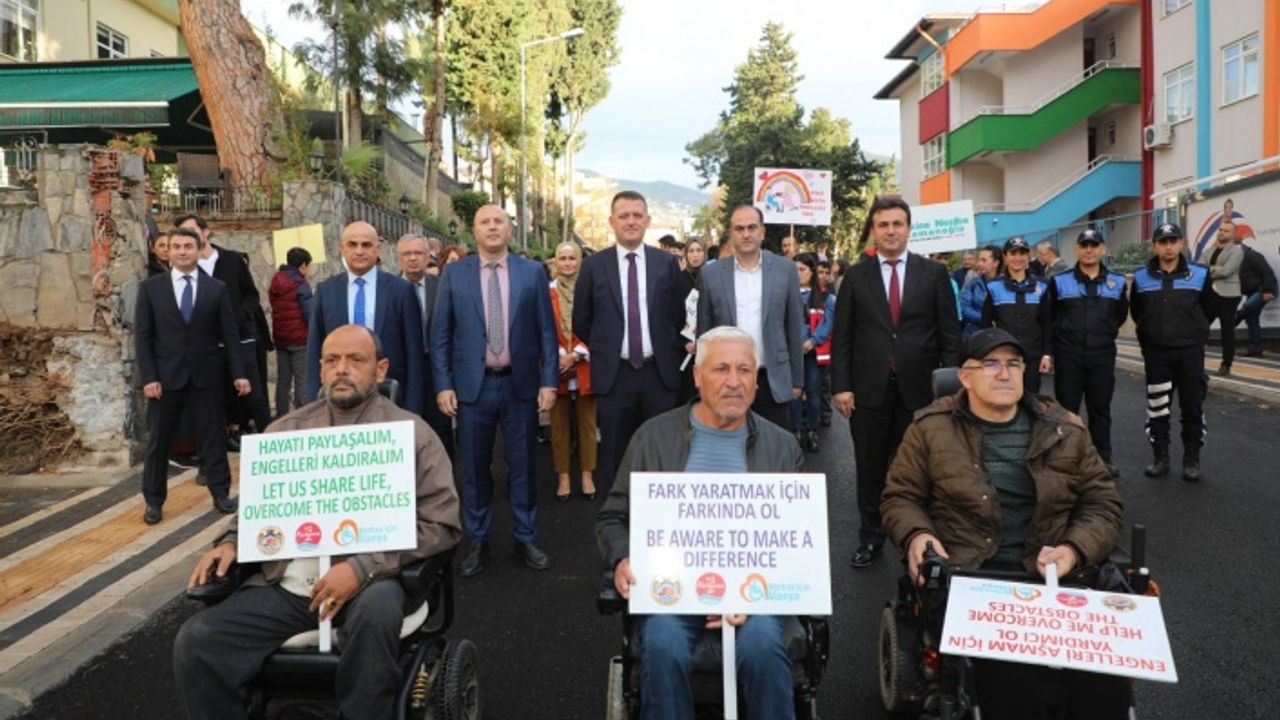 Alanya’da engellilerle sevgi yürüyüşüne katıldılar