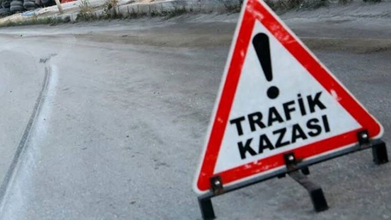 Alanya’da motosiklet ile otomobil çarpıştı: 1’i ağır 2 yaralı