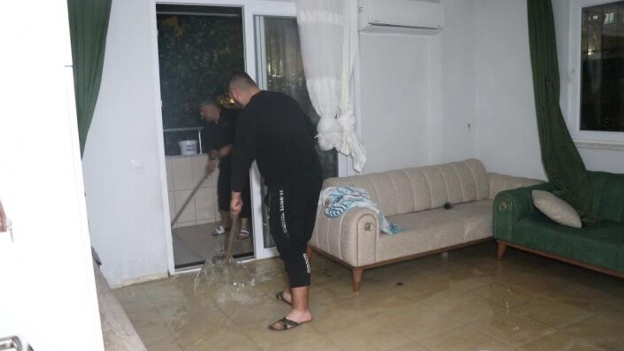 Alanya’da sağanak yağışın ardından evleri ve bir okulu su bastı