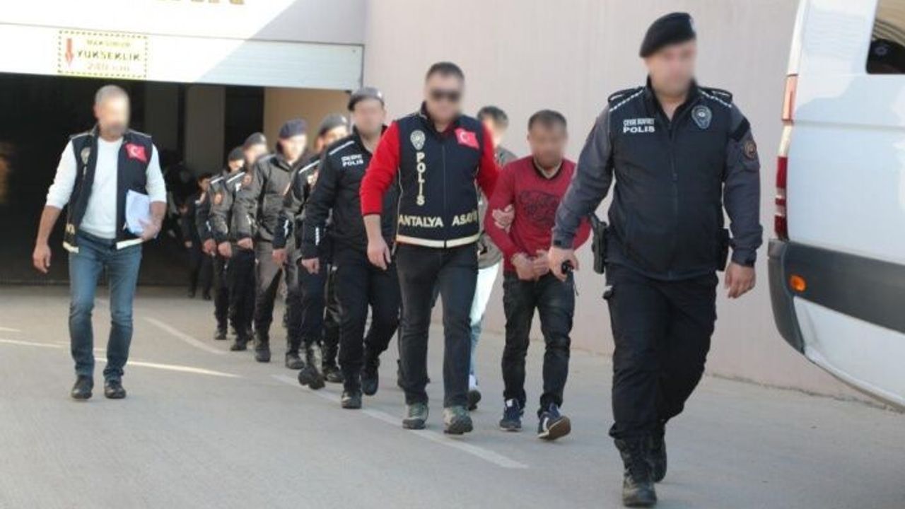 Aranan şahıslara yönelik yapılan operasyonda 74 kişi yakalandı