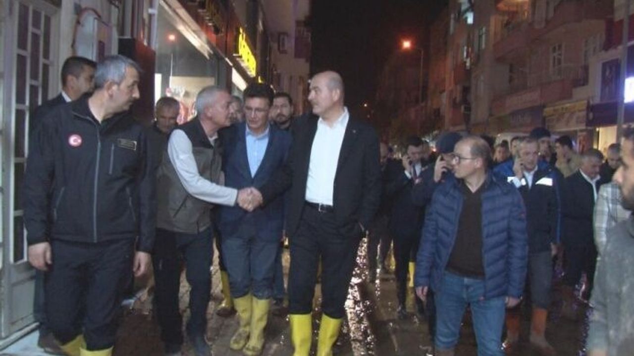 Bakan Soylu felaket bölgesindeki esnafı ziyaret etti