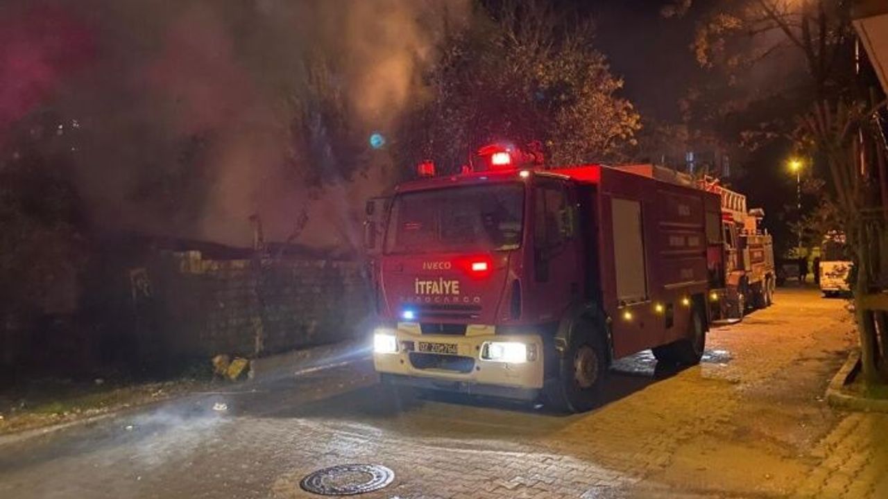 Evin odunluğunda çıkan yangın, mahalleliyi sokağa döktü