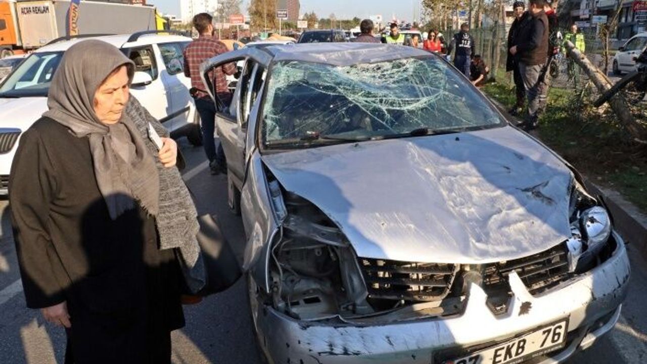 Geri dönüşüm toplama aracıyla çarpışan otomobil, refüje çarpıp takla attı