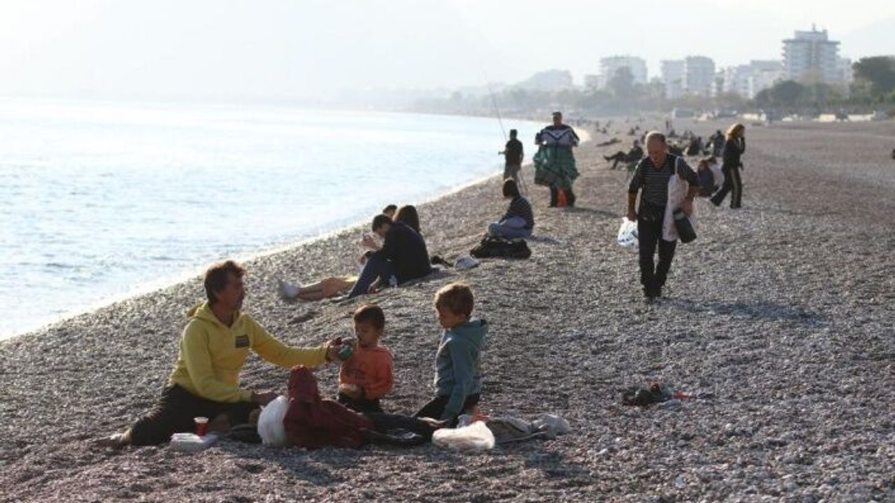 Güneşli havayı görenler sahile akın etti