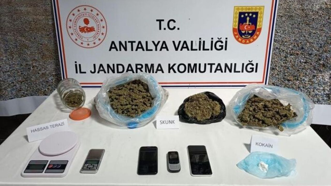 Zehir tacirleri üretim yaptıkları evde yakalandı