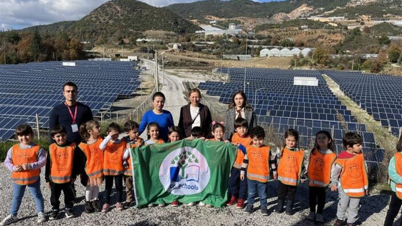 Alanya Belediyesi Güneş Enerji Tesisi’ne minik çevrecilerden ziyaret