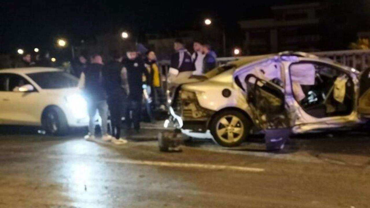 Alanya'nın komşunda otomobil bariyere çarptı