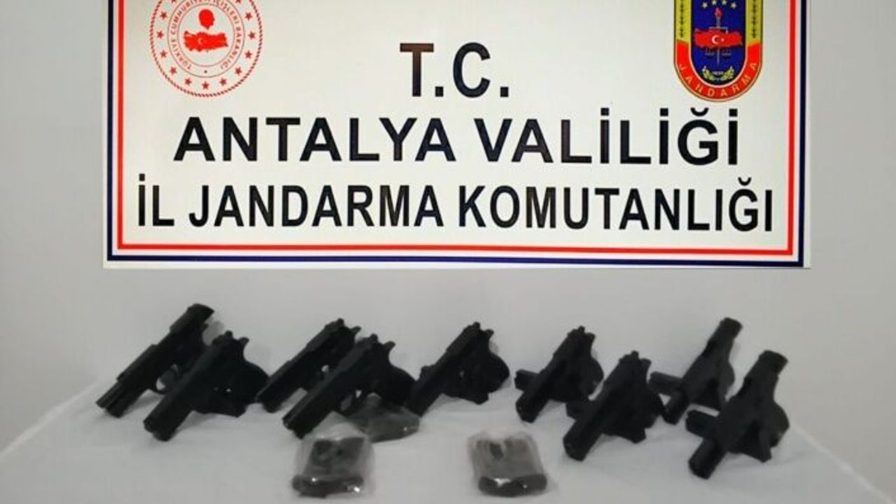 Alanya’da 10 adet tabanca ele geçirdi