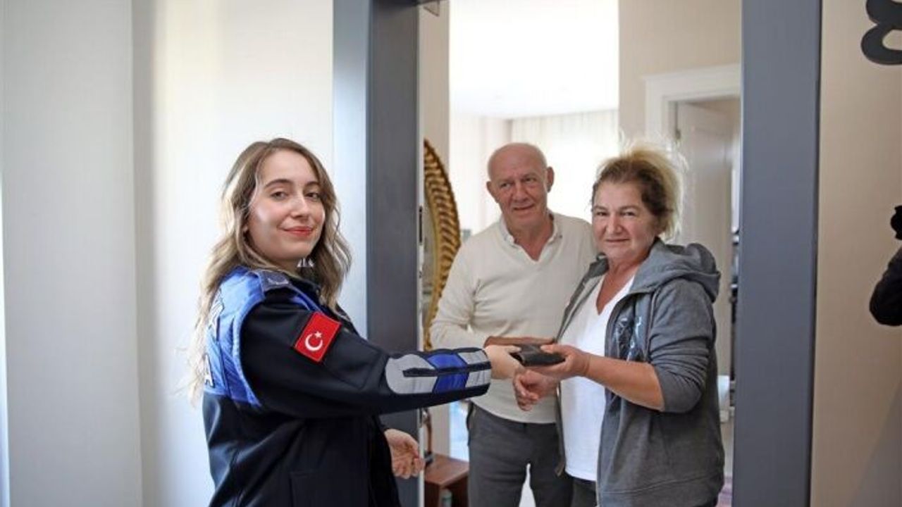 Alanya’da zabıta ekipleri buldukları cüzdanları sahiplerine teslim etti