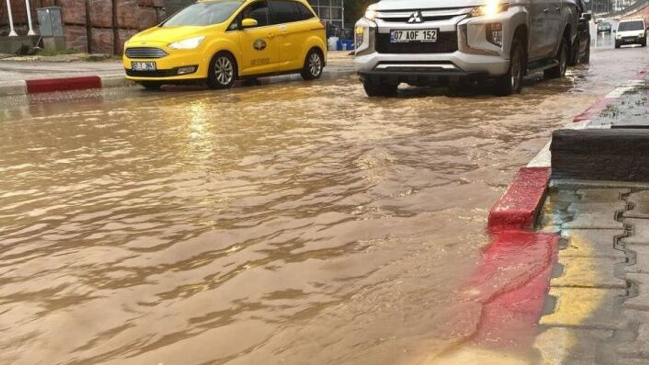 Antalya’da şiddetli yağmur yolları göle çevirdi | VİDEO HABER