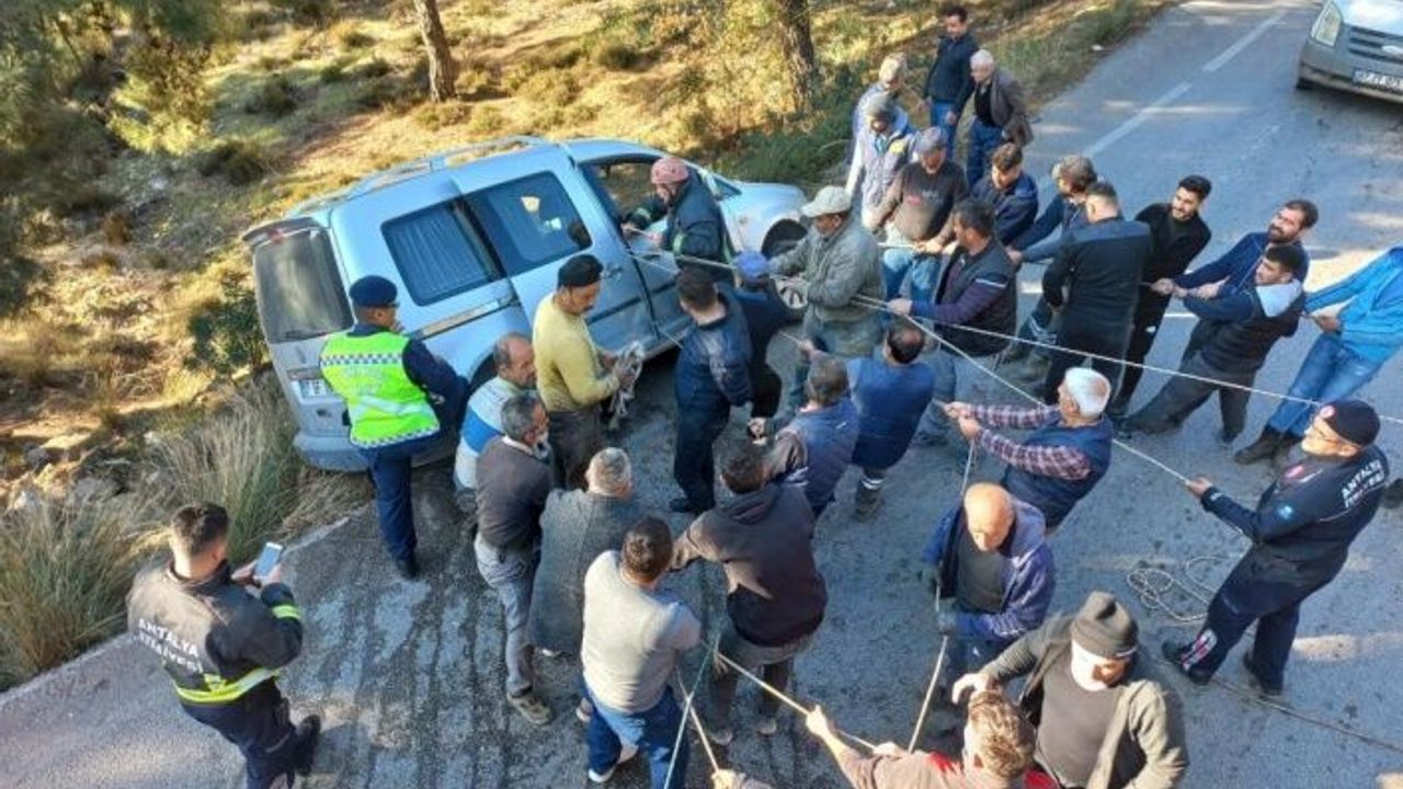 Araç  düşmesin diye adeta ipten örümcek ağı ördüler