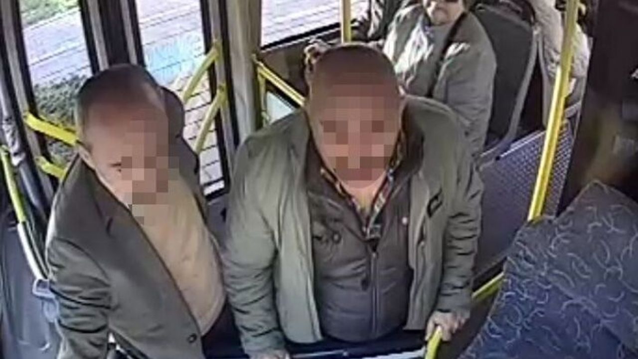 Otobüsün önünü otomobille kesti, belindeki silahı gören yolcular tepki gösterdi