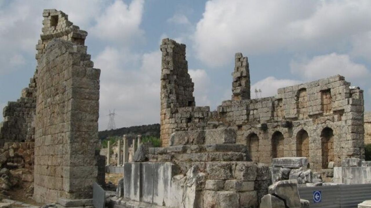 Perge Antik Kenti'ne rekor ziyaretçi