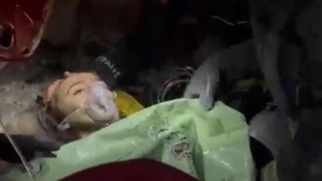 99 ve 101’inci saatlerde Maraş’ta iki kız kardeşi enkazdan canlı çıkarıldı | VİDEO HABER
