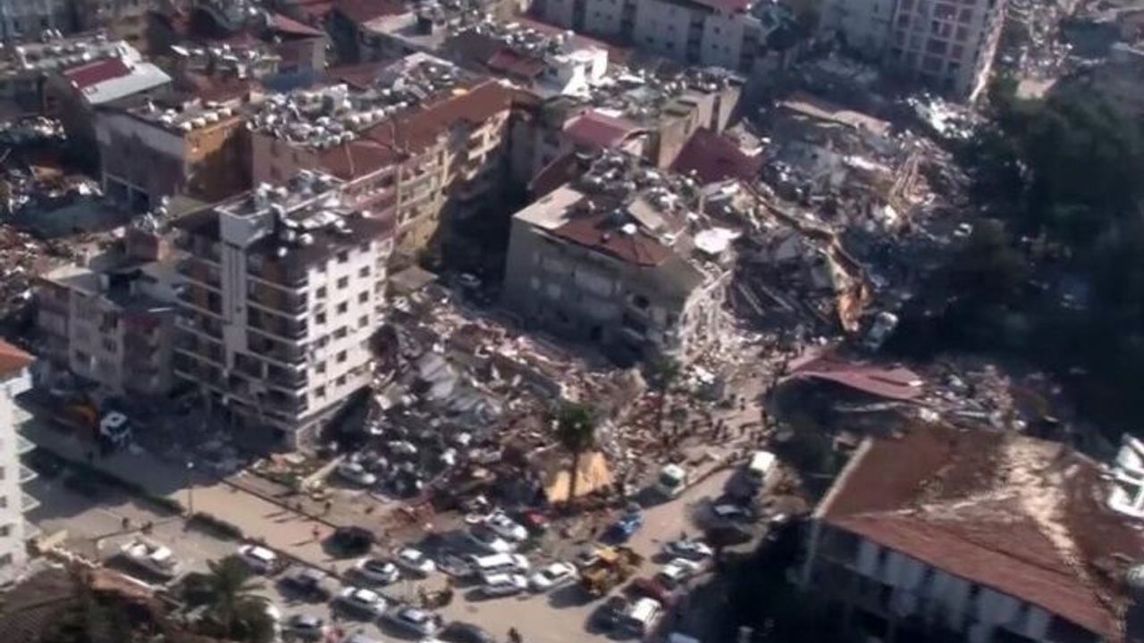 Afet bölgelerinde son durum: Can kaybı 7 bin 108' e yükseldi