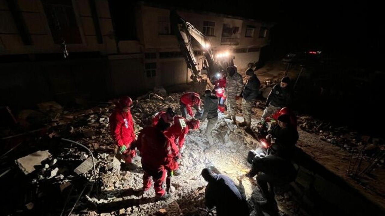 AKUT Alanya ekibi deprem bölgesinde 16 vatandaşı kurtardı | VİDEO HABER