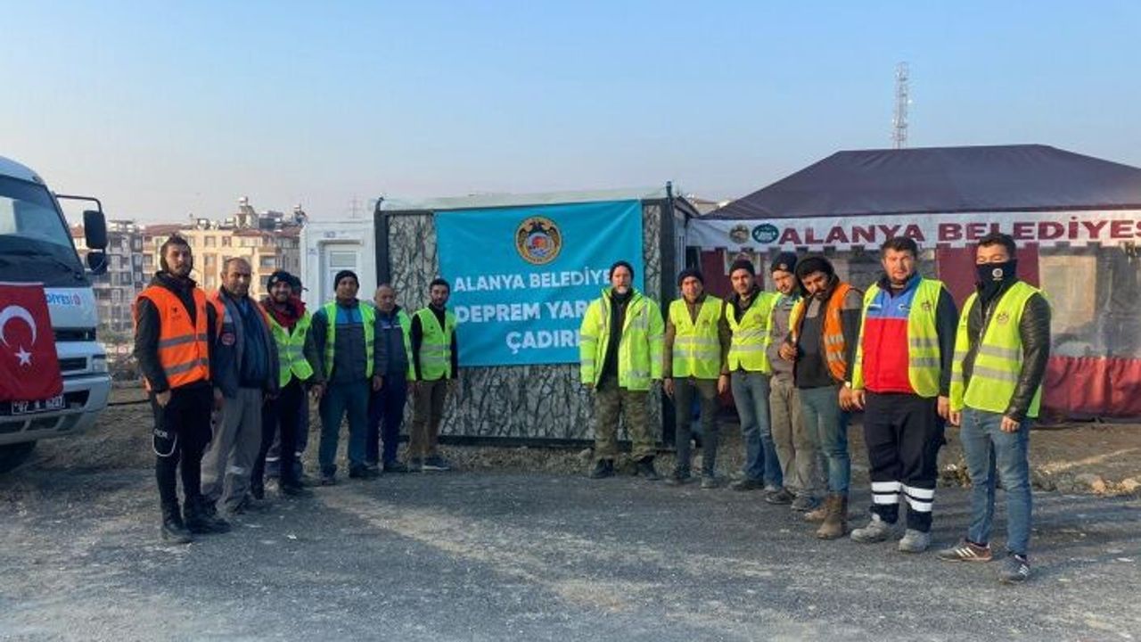 Alanya Belediyesi ekibi enkaz altından 14 vatandaşı kurtardı