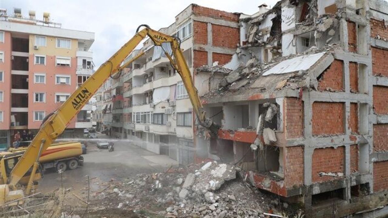 Alanya Belediyesi kent genelindeki riskli binaları yıkıyor
