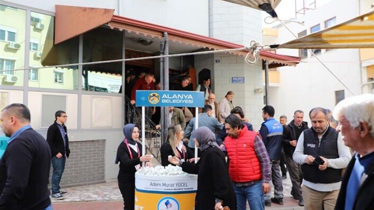 Alanya Belediyesi Miraç Kandili'nde vatandaşlara lokum dağıttı